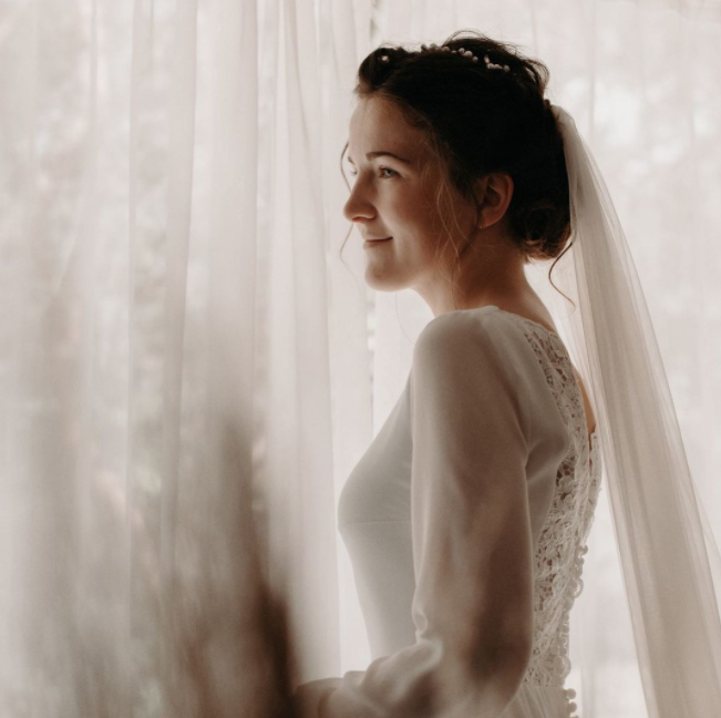 Bride with long veil and laced dress