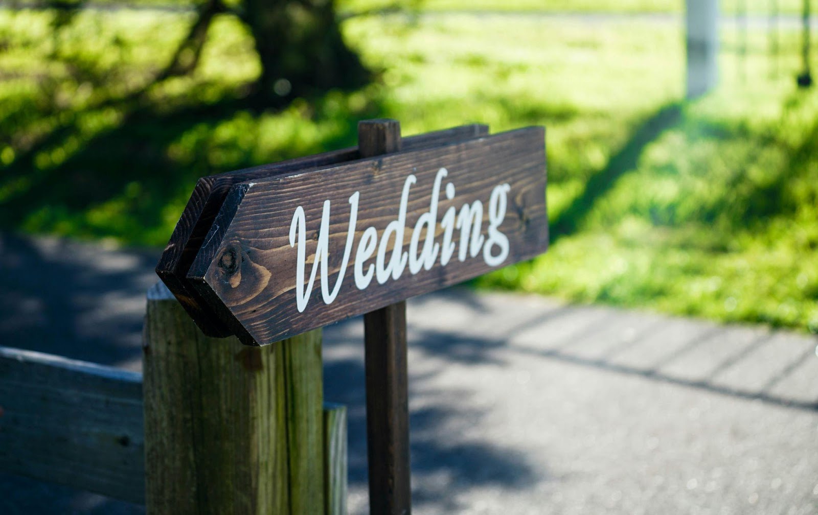 How To Choose Creative And Functional Signs For Weddings